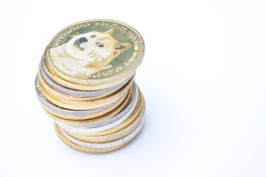 Beyaz arkaplan üzerinde dogecoin yığını