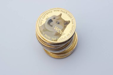Beyaz arkaplan üzerinde dogecoin yığını