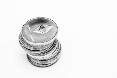 Ethereum sikkelerini beyaz arkaplan üzerine yığın