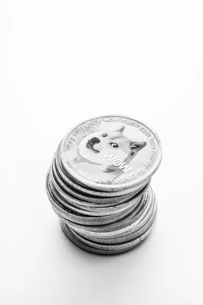 Stack Dogecoins Över Vit Bakgrund — Stockfoto