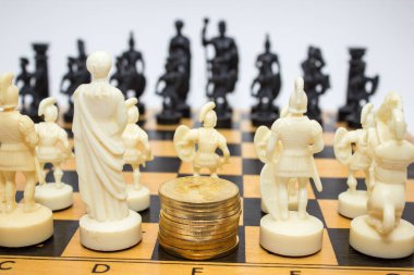 Satranç tahtasının üzerinde bitcoin yığını