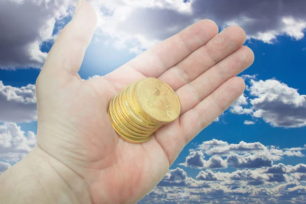 Stack Bitcoins Över Himlen Hand — Stockfoto