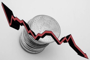 Beyaz zemin üzerinde kırmızı ok olan bitcoin yığını. Bitcoin konseptinin düşüşü.