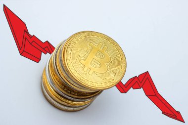 Beyaz zemin üzerinde kırmızı ok olan bitcoin yığını. Bitcoin konseptinin düşüşü.