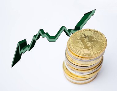 Beyaz arkaplan üzerinde bitcoin ve yeşil ok yığını