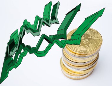 Beyaz arkaplan üzerinde bitcoin ve yeşil oklar yığını