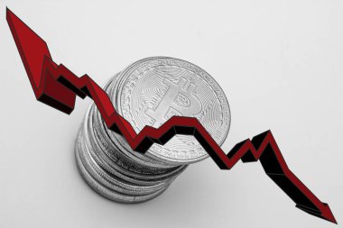 Beyaz zemin üzerinde kırmızı ok olan bitcoin yığını. Bitcoin konseptinin düşüşü.