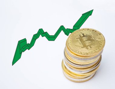 Beyaz arkaplan üzerinde bitcoin ve yeşil ok yığını