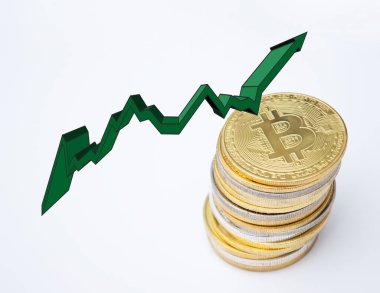 Beyaz zemin üzerinde bitcoin ve yeşil ok yığını. Bitcoin kavramının yükselişi.