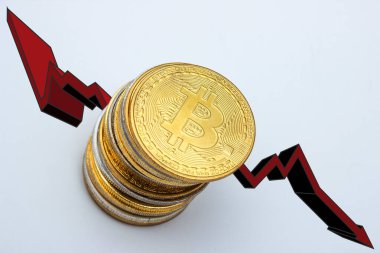 Beyaz zemin üzerinde kırmızı ok olan bitcoin yığını. Bitcoin konseptinin düşüşü.