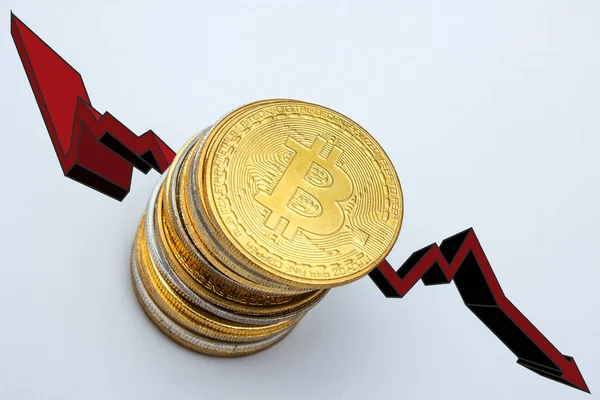 Stapel Von Bitcoins Mit Rotem Pfeil Über Weißem Hintergrund Niedergang — Stockfoto