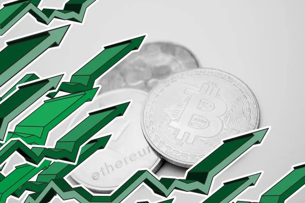 Tre Monete Crittografiche Frecce Verdi Sfondo Bianco Bitcoin Ethereum Ondulazione — Foto Stock