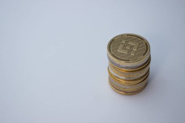 Beyaz arkaplan üzerine binance sikkeleri yığını