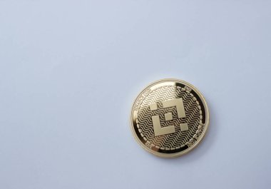 Beyaz arkaplan üzerinde Binance para
