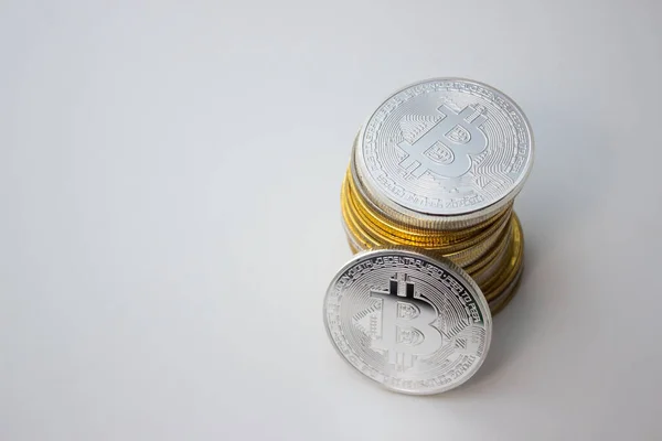 Egy Ezüst Bitcoin Egy Halom Bitcoin Fehér Alapon — Stock Fotó