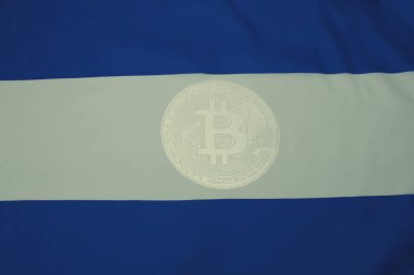 Bitcoin 'li El Salvador bayrağı. El Salvador ilk ülke olarak Bitcoin 'i yasal ihale konsepti olarak kabul ediyor.