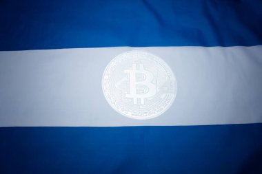 Bitcoin 'li El Salvador bayrağı. El Salvador ilk ülke olarak Bitcoin 'i yasal ihale konsepti olarak kabul ediyor.