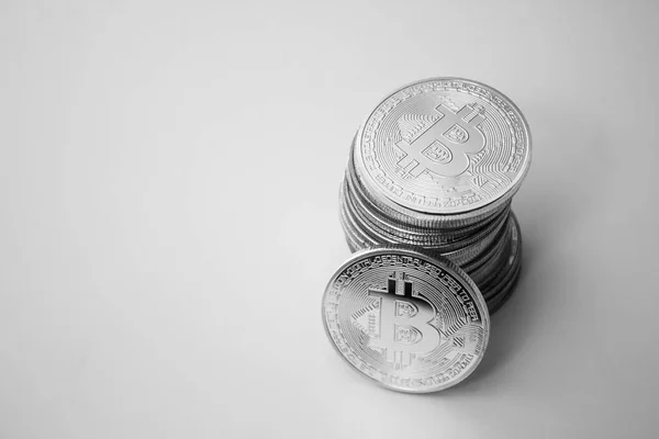 Uma Prata Bitcoin Pilha Bitcoins Sobre Fundo Branco — Fotografia de Stock