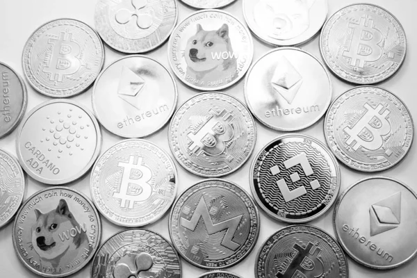 Криптовалютні Монети Альти Біткоїн Білому Фоні — стокове фото