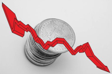 Beyaz zemin üzerinde kırmızı ok olan bitcoin yığını. Bitcoin konseptinin düşüşü.