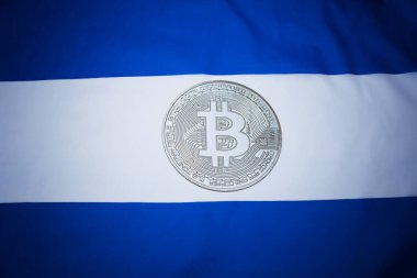 Bitcoin 'li El Salvador bayrağı. El Salvador ilk ülke olarak Bitcoin 'i yasal ihale konsepti olarak kabul ediyor.