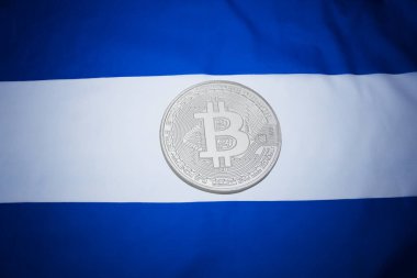 Bitcoin 'li El Salvador bayrağı. El Salvador ilk ülke olarak Bitcoin 'i yasal ihale konsepti olarak kabul ediyor.