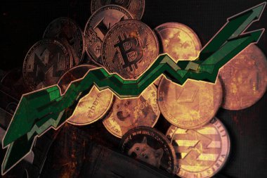 Yeşil oklar ve üzerinde kripto paralar olan açık kahverengi deri cüzdan. Kripto para birimleri kavramının yükselişi.