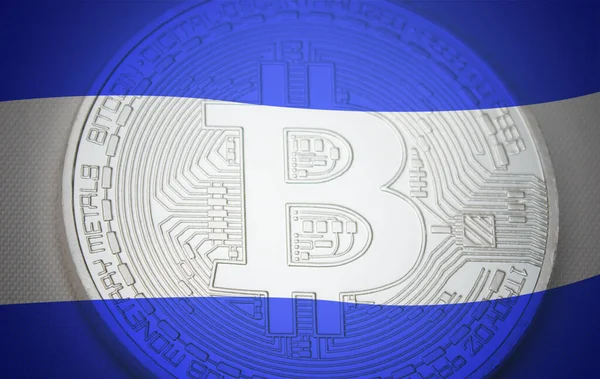 Bitcoin üzerinde El Salvador bayrağı. El Salvador ilk ülke olarak Bitcoin 'i yasal ihale konsepti olarak kabul ediyor.