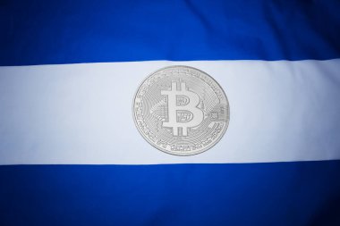 Bitcoin 'li El Salvador bayrağı. El Salvador ilk ülke olarak Bitcoin 'i yasal ihale konsepti olarak kabul ediyor.