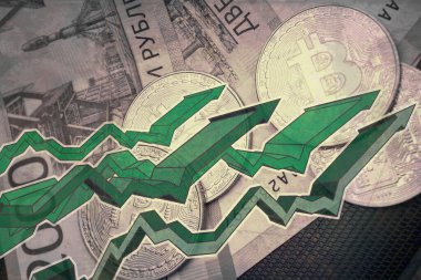 Beyaz arkaplan üzerinde bitcoin ve yeşil ok yığını