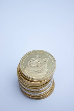 Beyaz arkaplan üzerinde dogecoin yığını