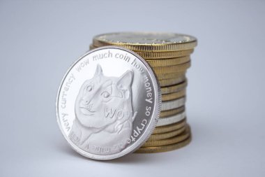 Beyaz arkaplan üzerinde dogecoin yığını