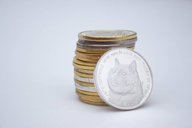 Beyaz arkaplan üzerinde dogecoin yığını