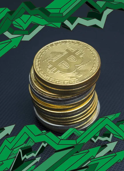 Pilha Bitcoins Setas Verdes Sobre Fundo Branco — Fotografia de Stock