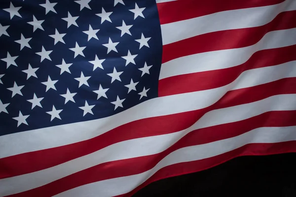 Närbild Vinkade Usa Flagga Över Mörk Bakgrund — Stockfoto