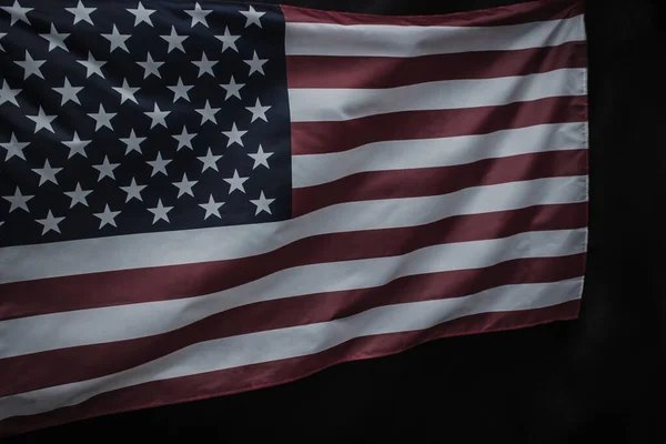 Närbild Vinkade Usa Flagga Över Mörk Bakgrund — Stockfoto