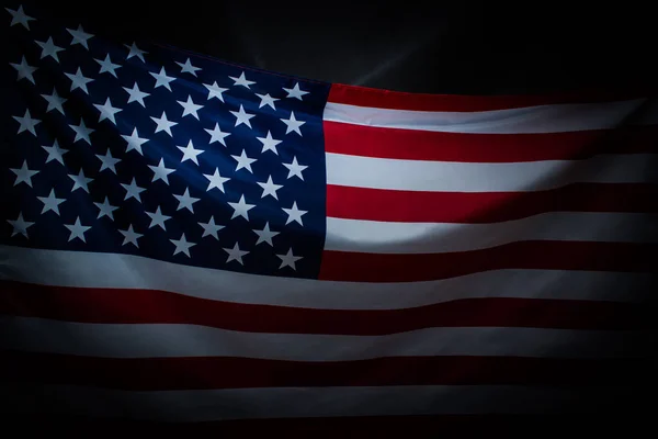 暗い背景に米国の旗を振っての閉鎖 — ストック写真