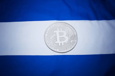 Bitcoin 'li El Salvador bayrağı. El Salvador ilk ülke olarak Bitcoin 'i yasal ihale konsepti olarak kabul ediyor.
