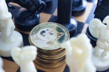 Yumuşak ışıkta satranç tahtasına dizilmiş köpek figürleri