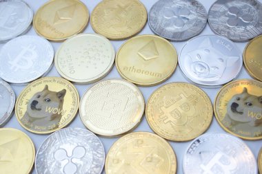 Beyaz arkaplan üzerinde kripto para (altsikkeler ve bitcoinler). 