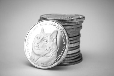 Beyaz arkaplan üzerinde dogecoin yığını