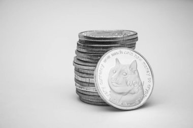 Beyaz arkaplan üzerinde dogecoin yığını