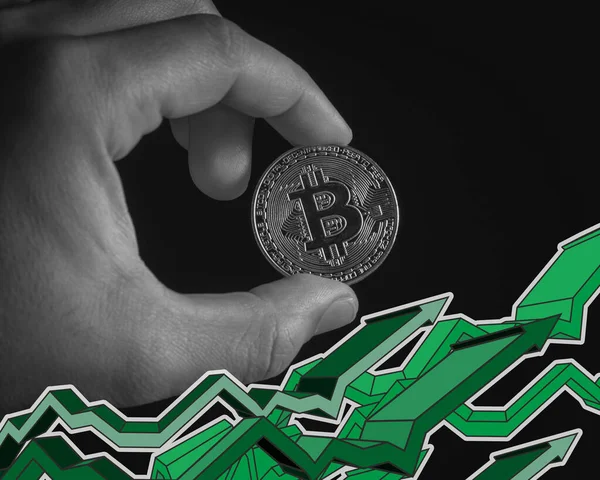 Hand Met Bitcoin Groene Pijlen Donkere Achtergrond Stijging Van Bitcoin — Stockfoto