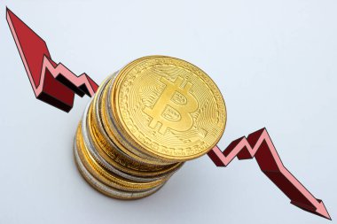 Beyaz zemin üzerinde kırmızı ok olan bitcoin yığını. Bitcoin konseptinin düşüşü.