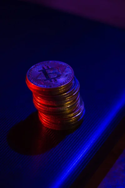 Stack Bitcoins Över Mörk Yta Neonljus — Stockfoto