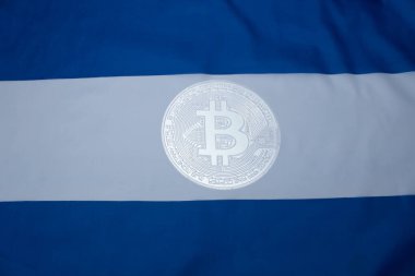 Bitcoin 'li El Salvador bayrağı. El Salvador ilk ülke olarak Bitcoin 'i yasal ihale konsepti olarak kabul ediyor.