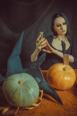 Balkabaklı ve cadı şapkalı güzel gotik kız.