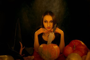 Balkabaklı gotik kız ve diğer cadılar bayramı şeyleri.