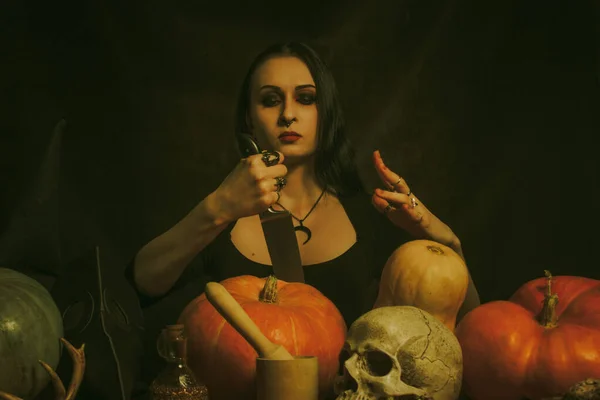 Schöne Gothic Girl Posiert Mit Kürbis Und Messer — Stockfoto