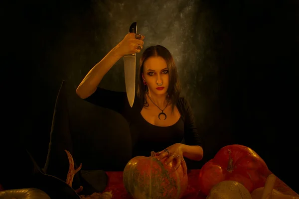 Gotická Dívka Nožem Dýní Dalšími Halloweenskými Věcmi — Stock fotografie